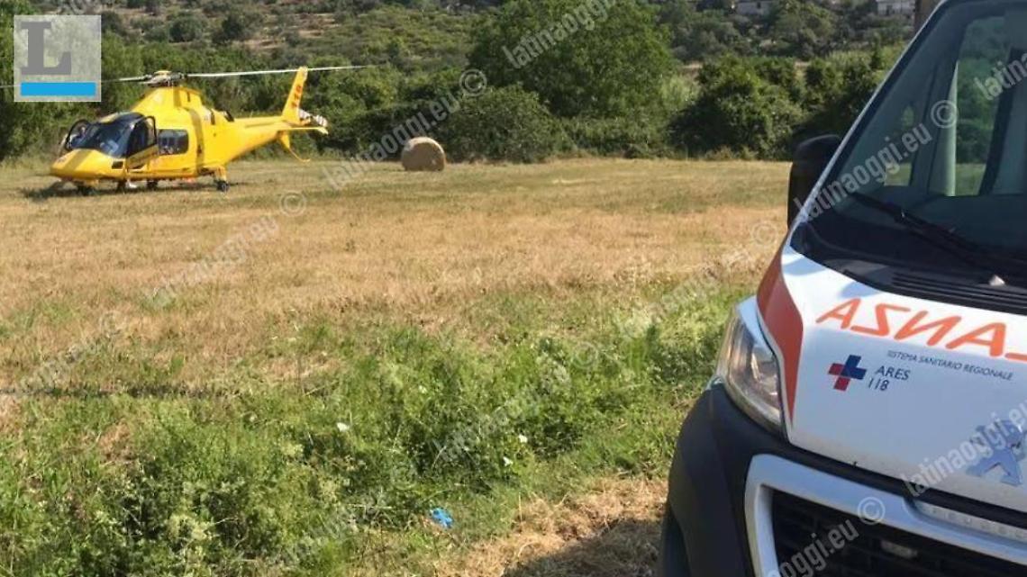 Cade dal tetto di casa mentre sta effettuando dei lavori, grave un uomo