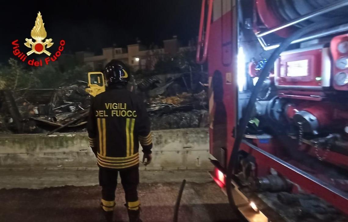 Incendio in un deposito agricolo, in fiamme la struttura