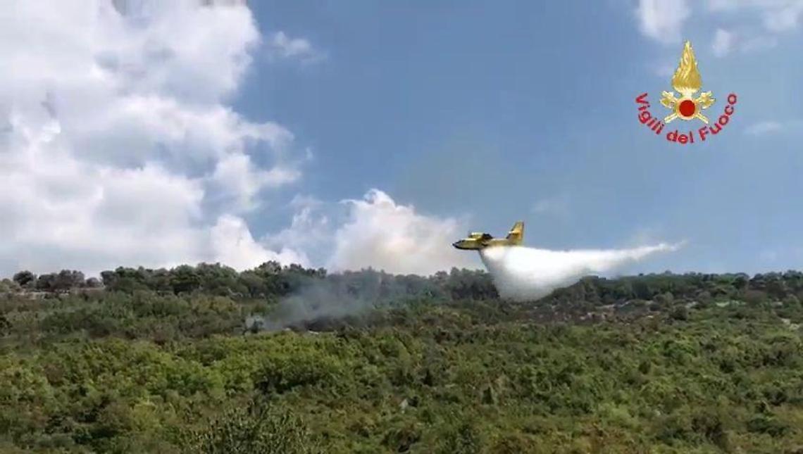 Oltre 24 ore di incendio, l'intervento dei Vigili del Fuoco a Sezze