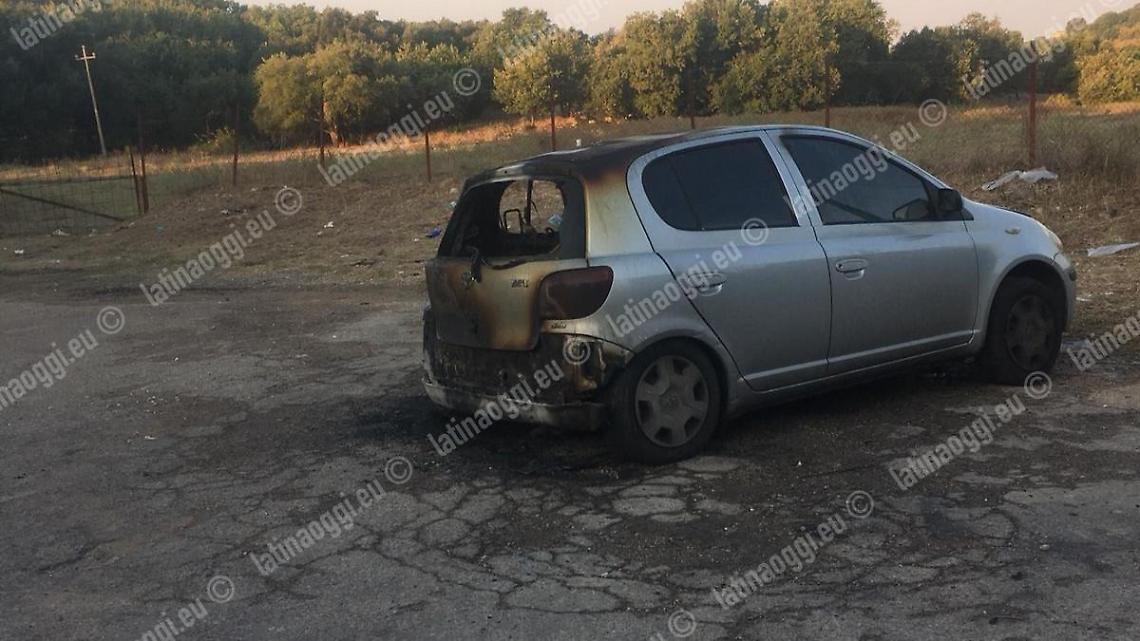 Auto incendiata nella notte, è giallo: indagini in corso