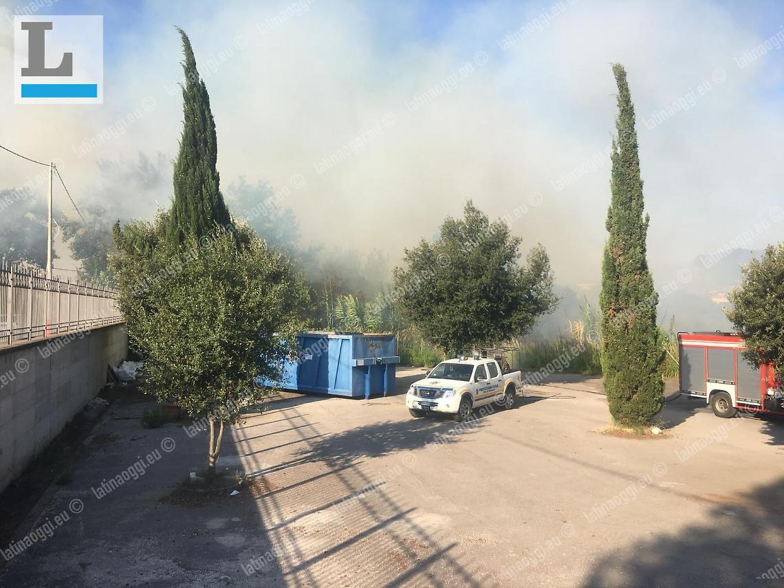 Paura vicino al cimitero: un incendio ha minacciato l'area sacra e le tombe