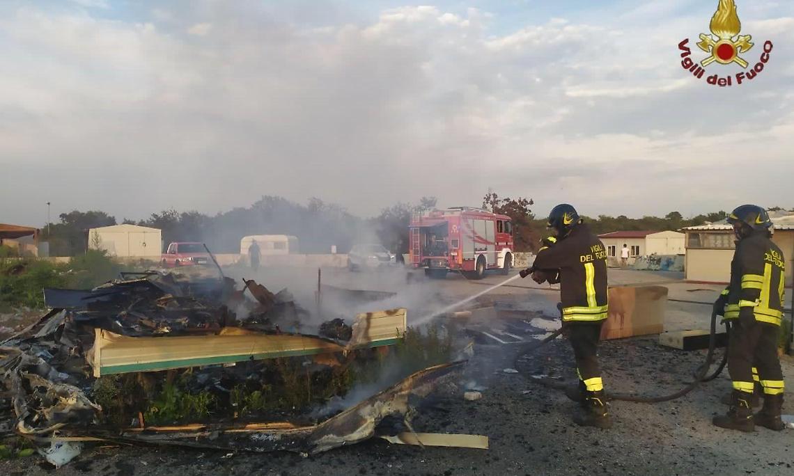 Divampa l'ennesimo incendio nel campo nomadi di Castel Romano
