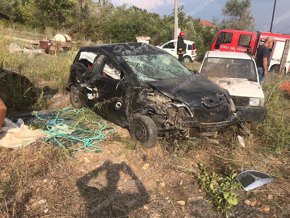 Grave incidente, vola con l'auto in un terreno: ferito