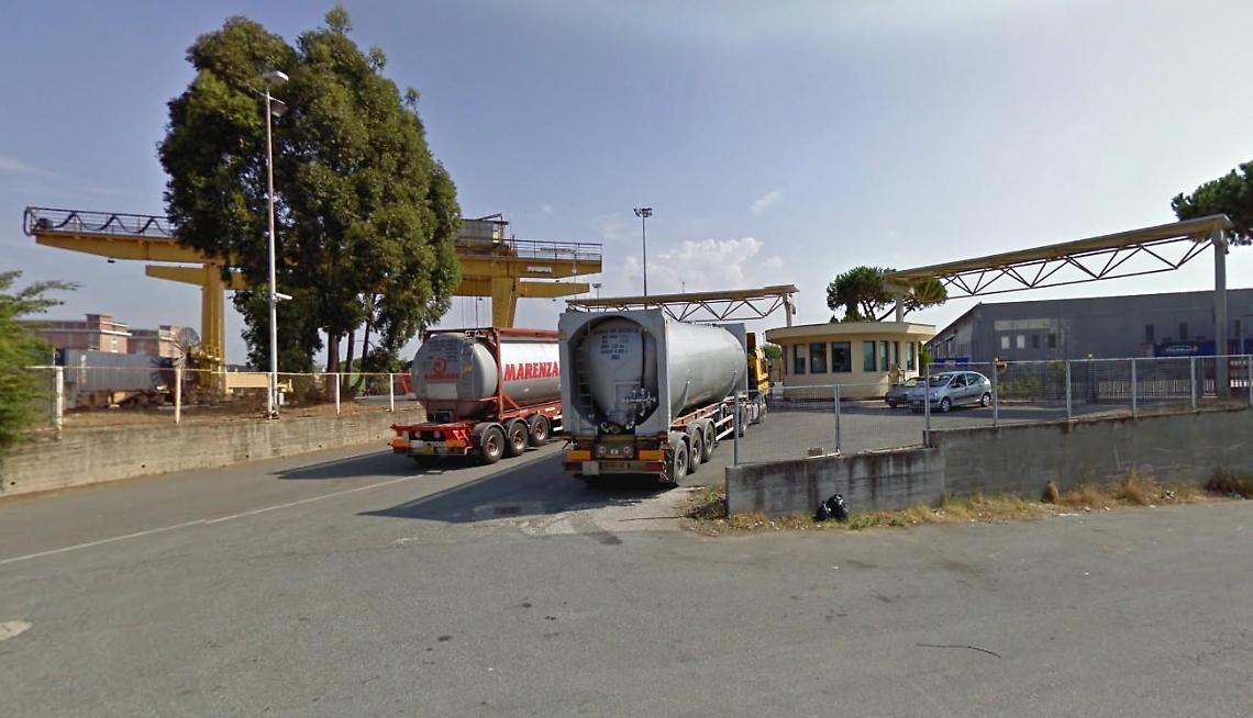 Addetto alla vigilanza trovato in un lago di sangue: giallo sul tentato omicidio