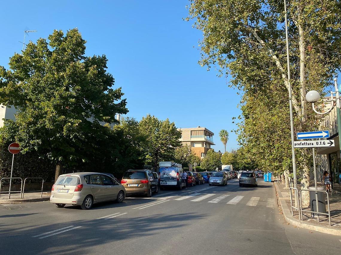 Covid 19, tamponi drive-in: la fila &egrave; gi&agrave; interminabile