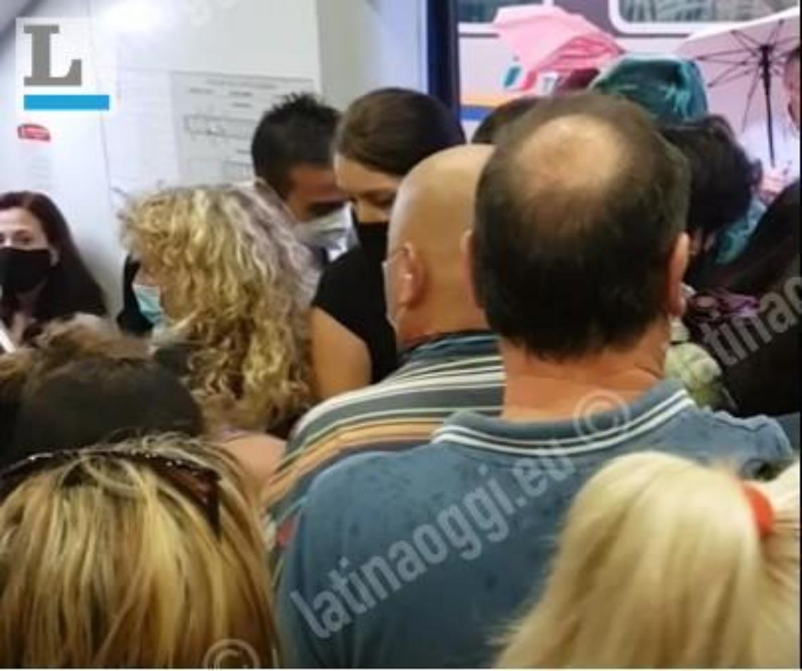 Ritardi e disagi, ammassati come sardine in treno