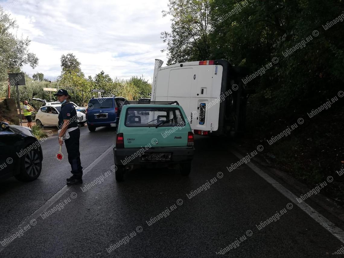 Perde il controllo del furgone e si ribalta