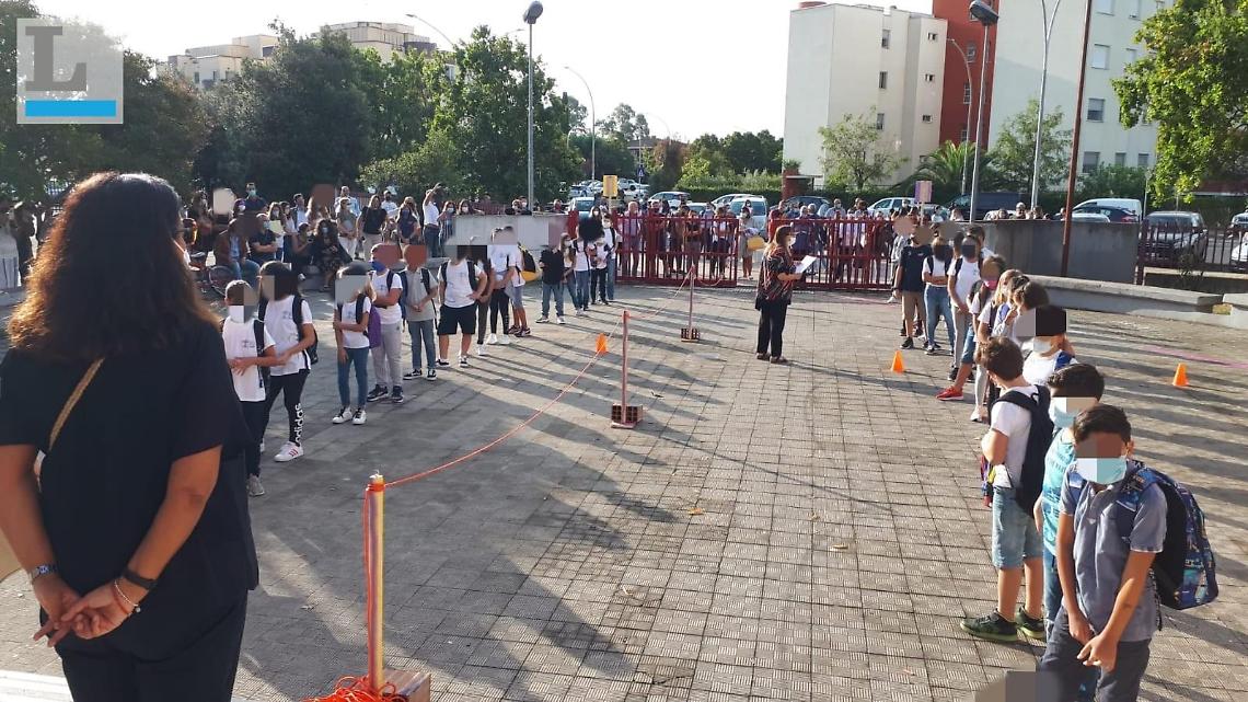 Scuola, pronti via: ragazzi attenti, ma assembramenti agli ingressi