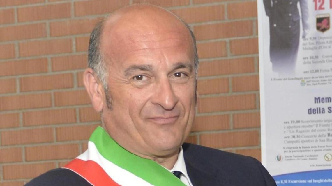 Incendio in un'azienda, indagano i carabinieri. La solidarietà del sindaco