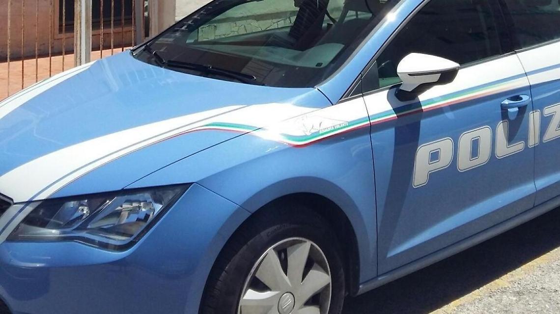Entra in Commissariato con un coltello: 60enne disarmato e denunciato