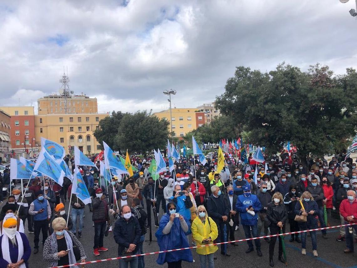 Caporalato, la manifestazione dei braccianti e il vertice in Prefettura
