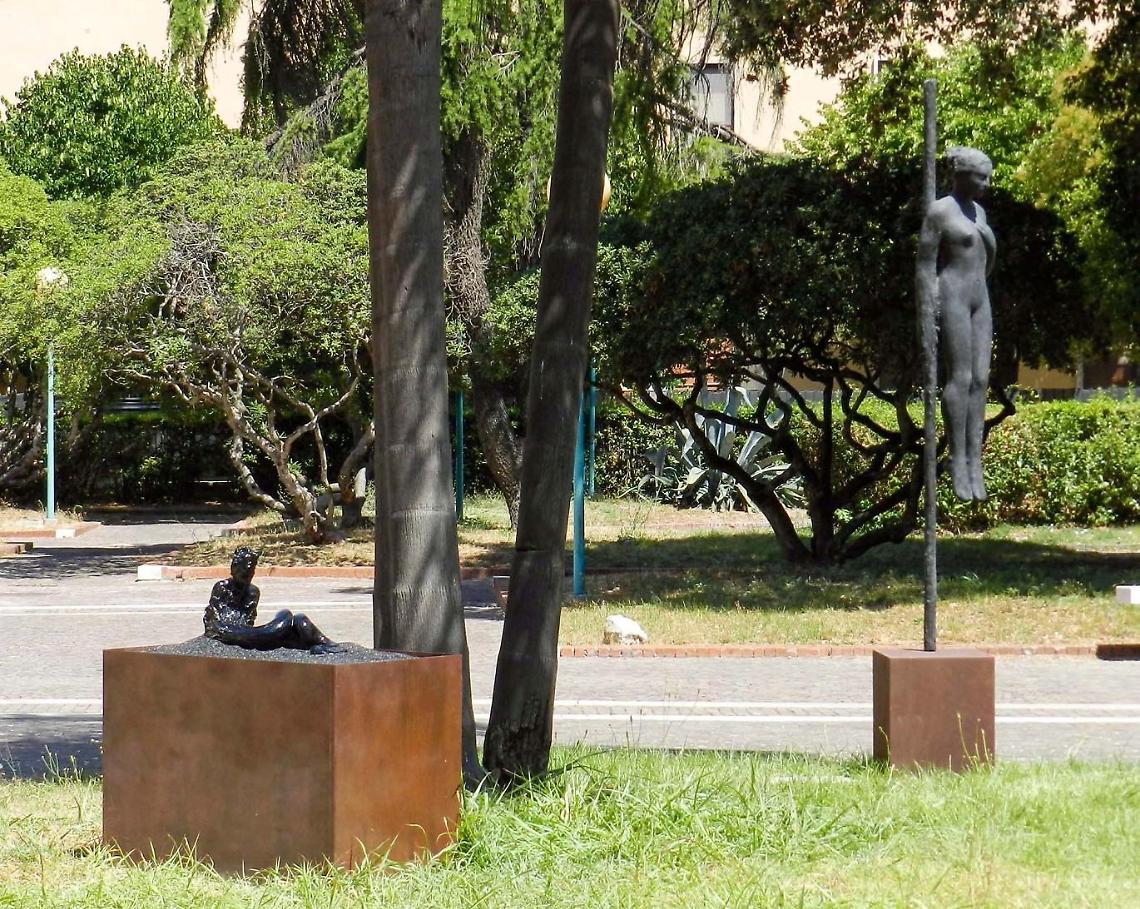 Chiude la mostra d'arte nel giardino del palazzo comunale: oggi il finissage