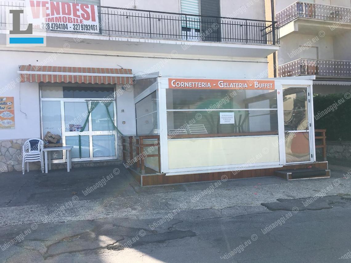 Ruba in una gelateria, ma dimentica le sigarette e l'accendino