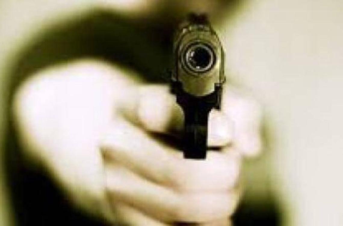 Rapina con mascherina e pistola nella gioielleria, la vittima si ribella