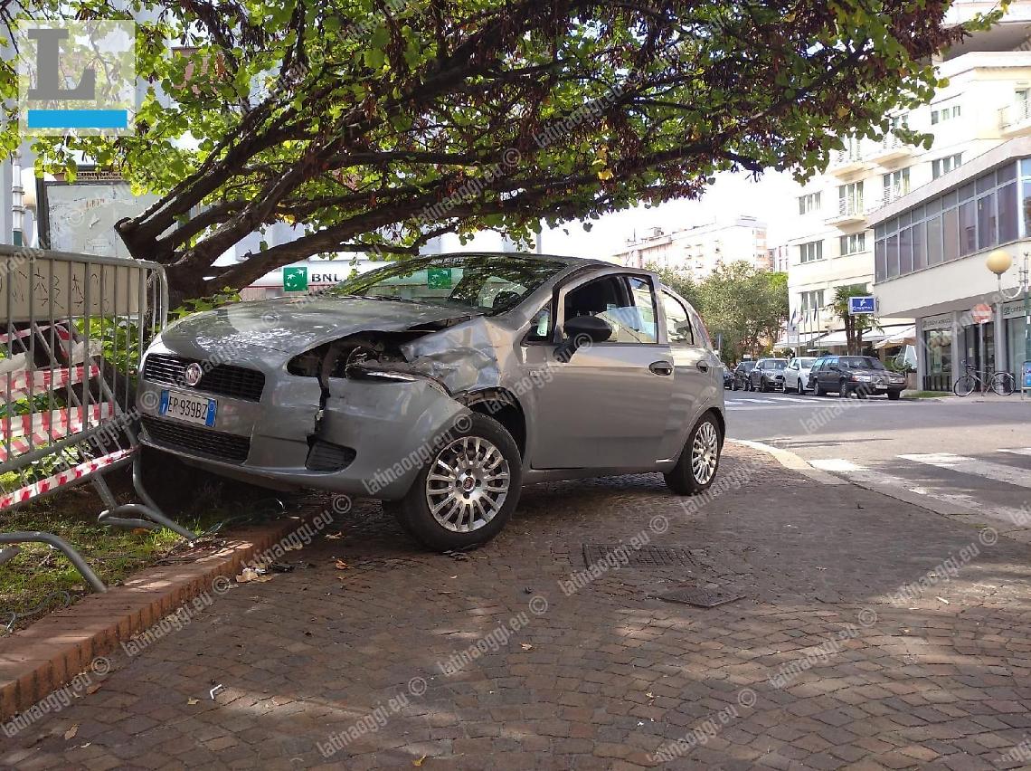 Scontro in pieno centro: un'auto finisce sul marciapiede