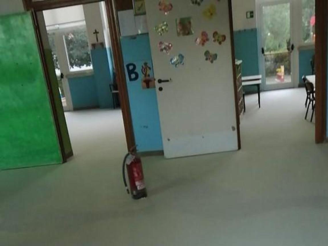 Vandali in azione nella scuola: svuotati gli estintori
