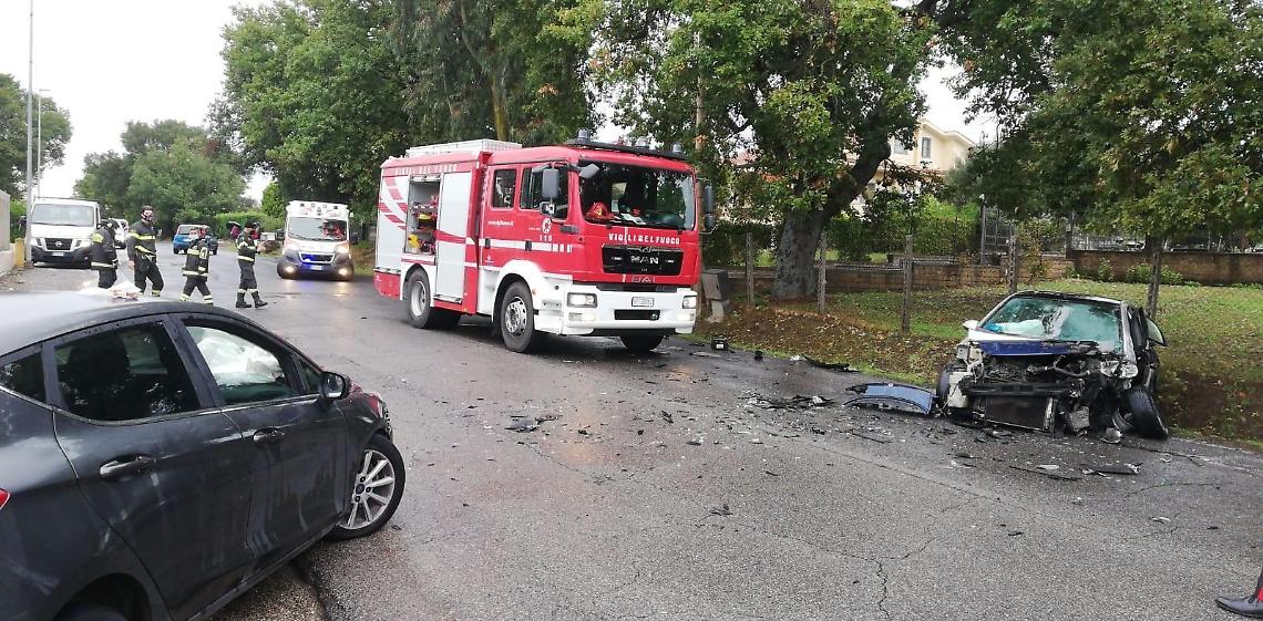 Incidente frontale sulla Provinciale, due auto distrutte e quattro feriti