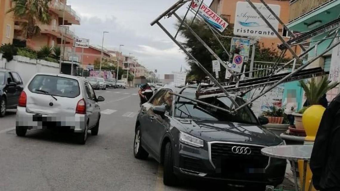 Vento forte sul litorale, ponteggio cade e centra un'auto sfiorando le persone