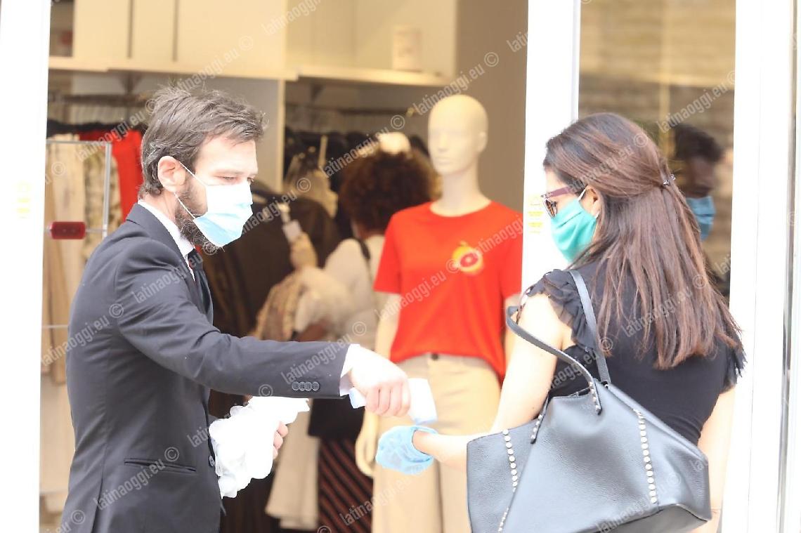 Il Governo: mascherine, obbligo all'aperto ma anche negli uffici