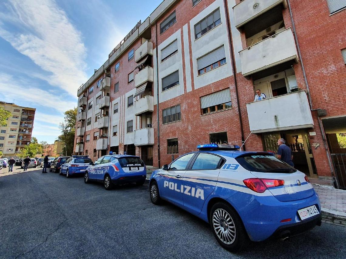 Sullo smartphone vede i ladri in casa dalle telecamere e allerta la Polizia