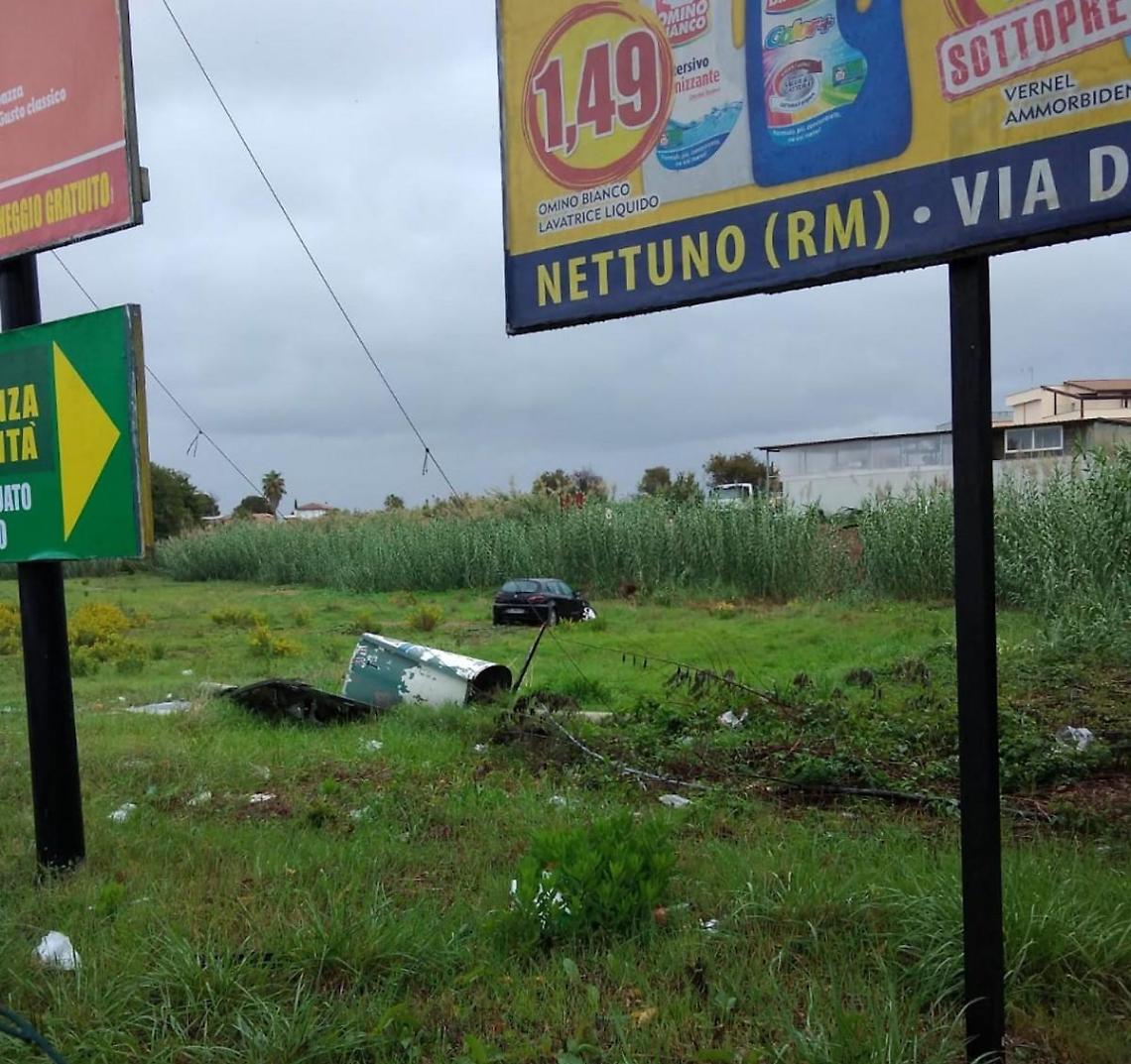 Esce con l'auto fuori strada e sfonda un cartellone pubblicitario