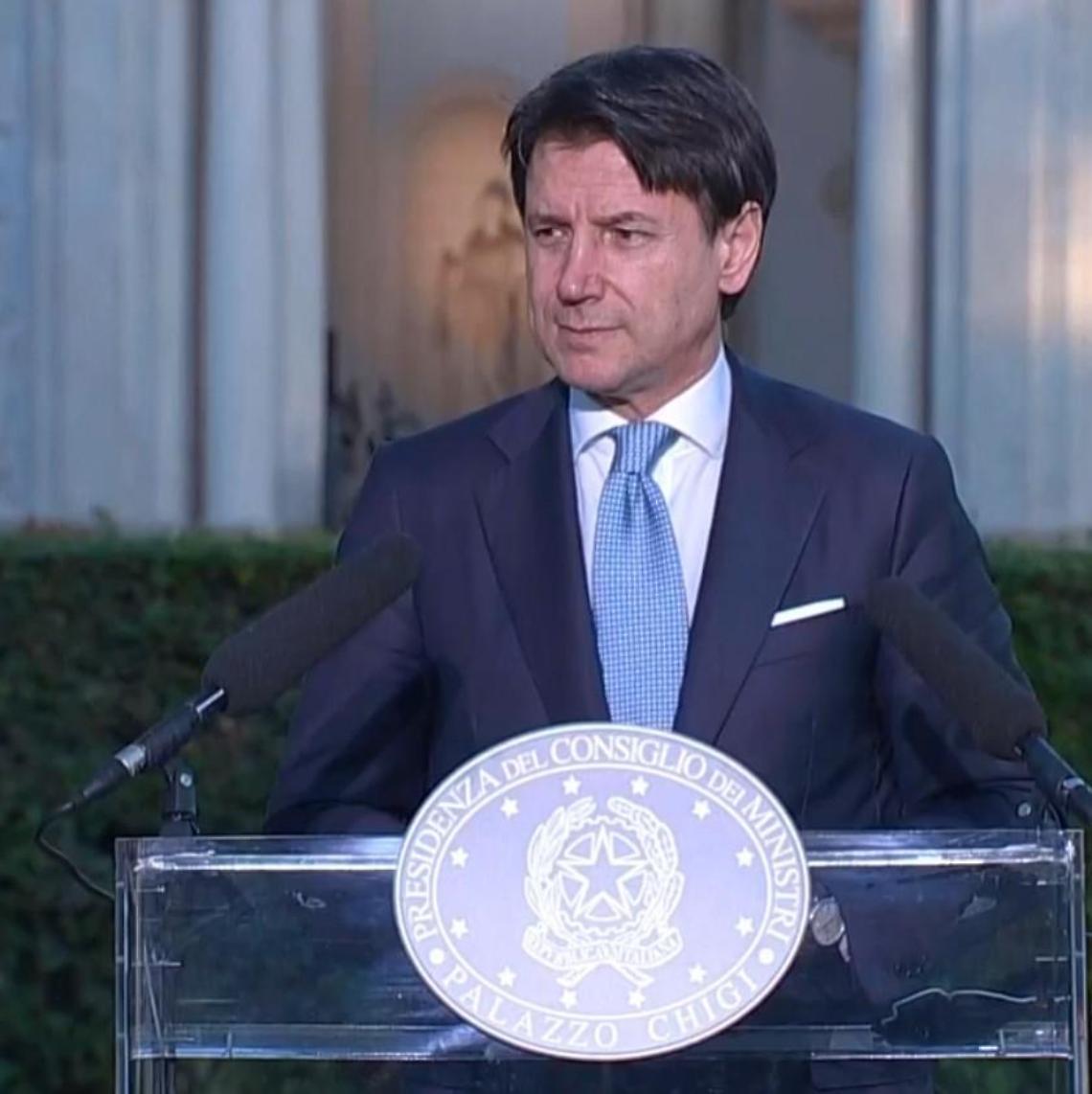 Coronavirus, ecco il nuovo Dpcm. Conte: "Non manderemo la polizia nelle case"