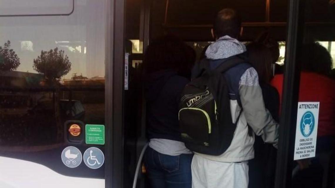 Autobus affollati  tra proteste ed esposti