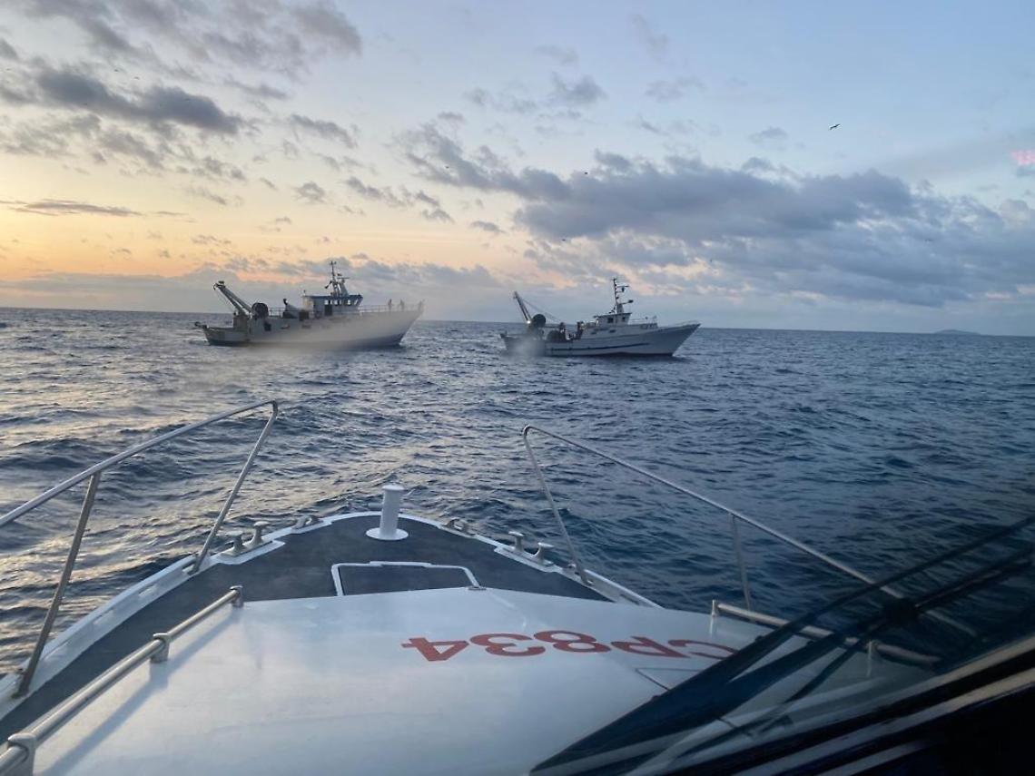 Peschereccio in fiamme: intervento all'alba della Guardia Costiera