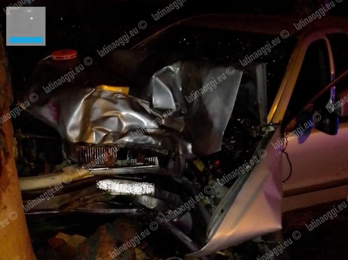 Finisce con l'auto fuori strada e si schianta contro un pino: ferito un 37enne