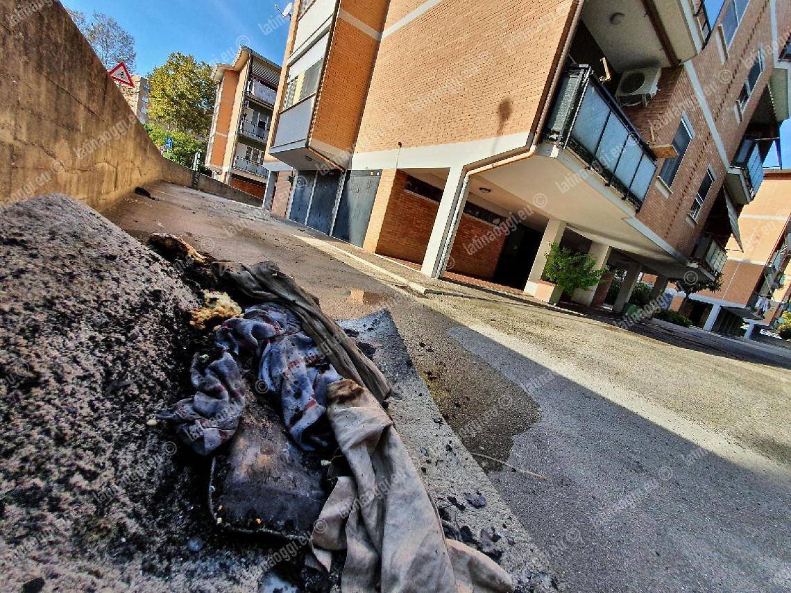 Intrappolato nel rogo, salvato dagli agenti