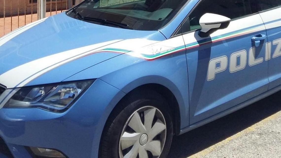 Bevono alcolici e fanno festa in strada senza mascherine per un compleanno