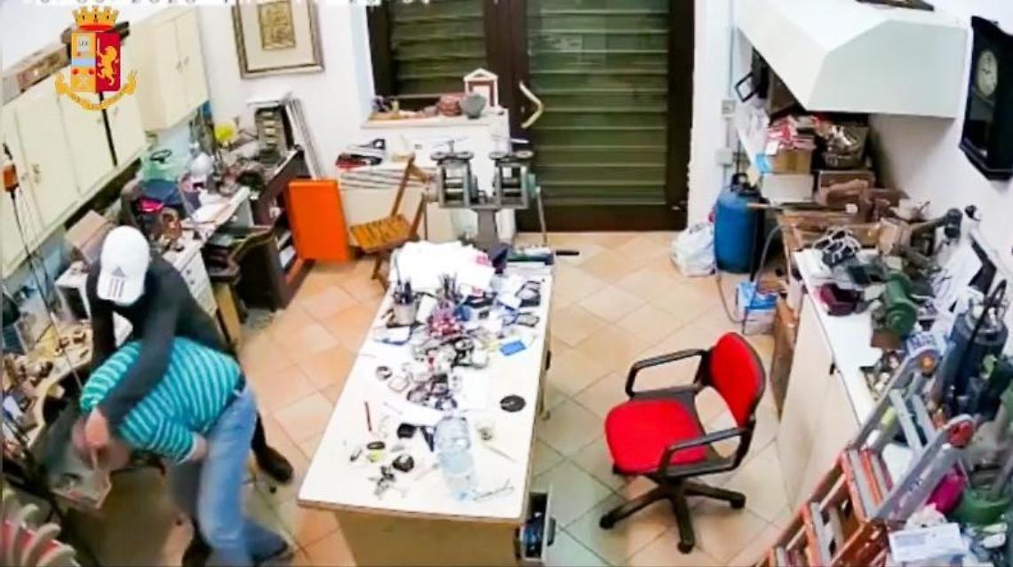 Rapina, il pi&ugrave; giovane confessa