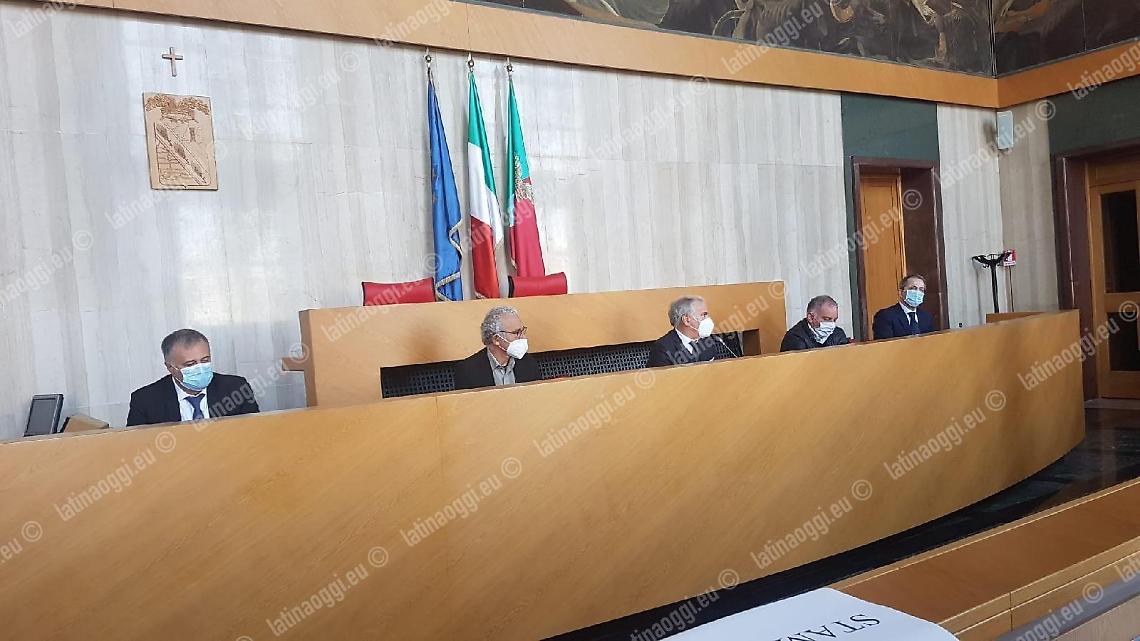 Coronavirus, vertice in prefettura: riflettori su trasporti e movida