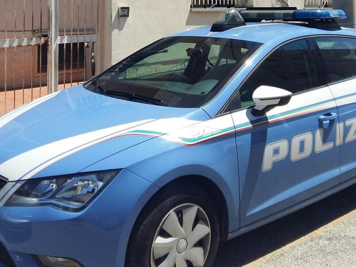 Entra in un  bar armato di coltello e si impossessa di alcune birre. Arrestato