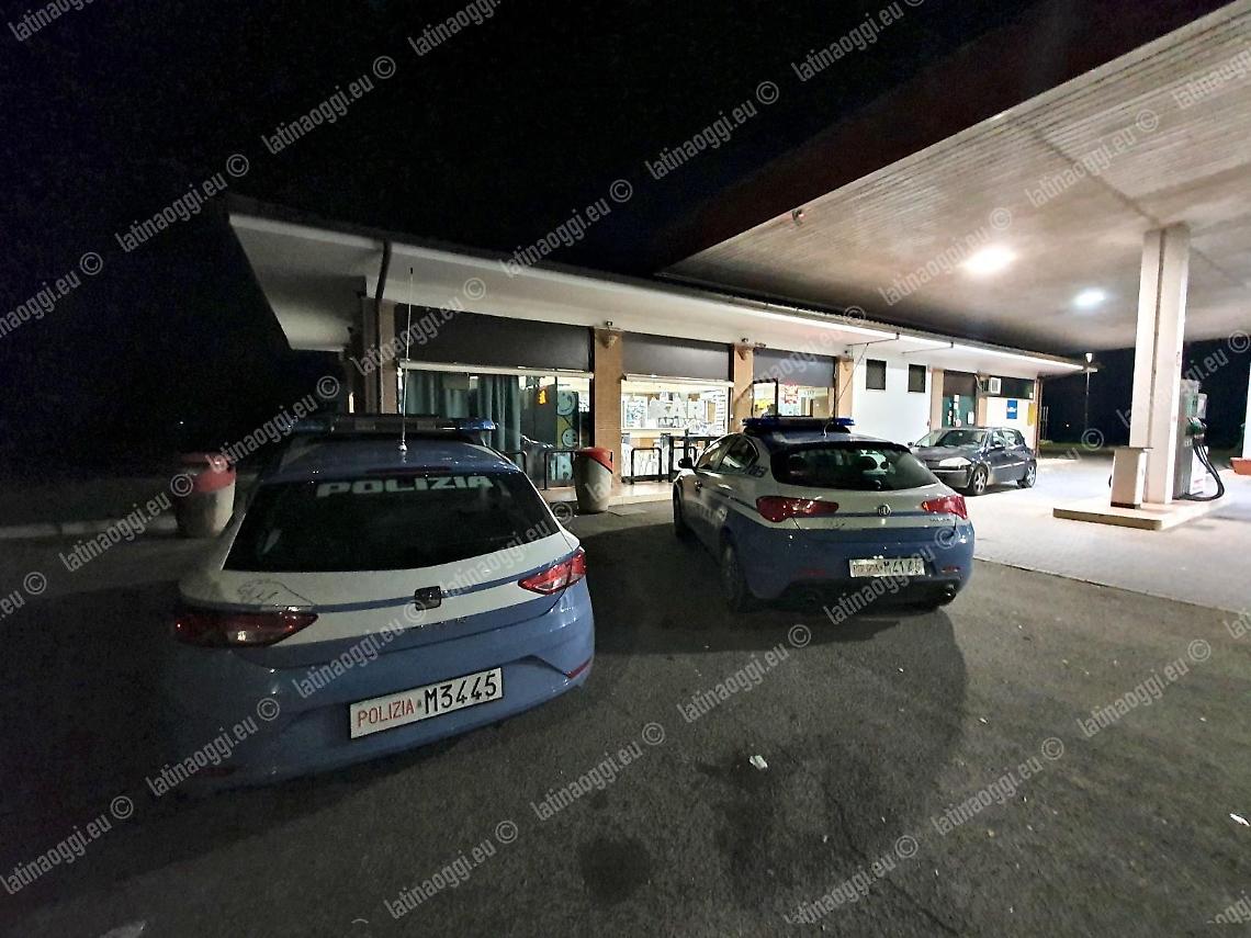 Fa irruzione nel bar e strappa via la cassa