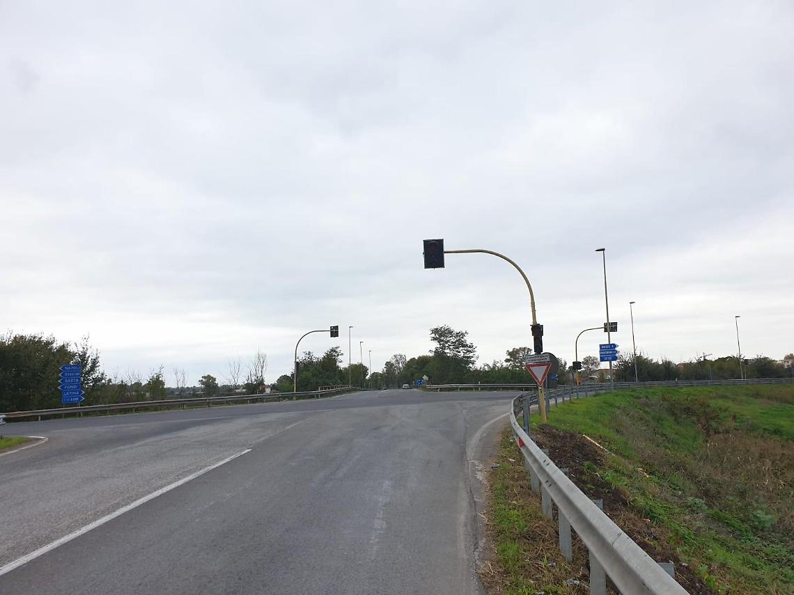 Semaforo fuori uso sull'Appia. L'incrocio è pericoloso