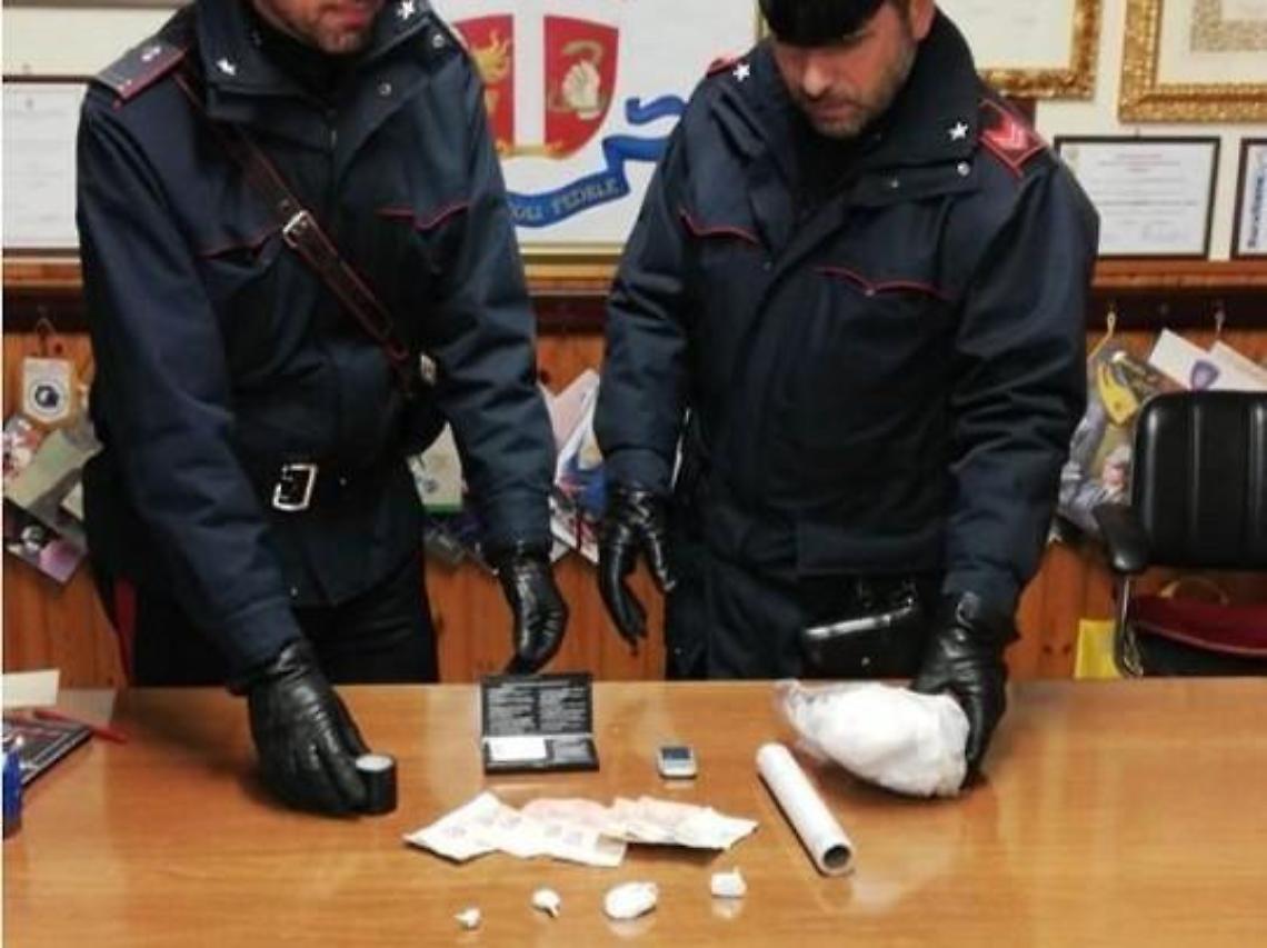 Trovato con 22 dosi di cocaina, arrestato un pusher di 33 anni