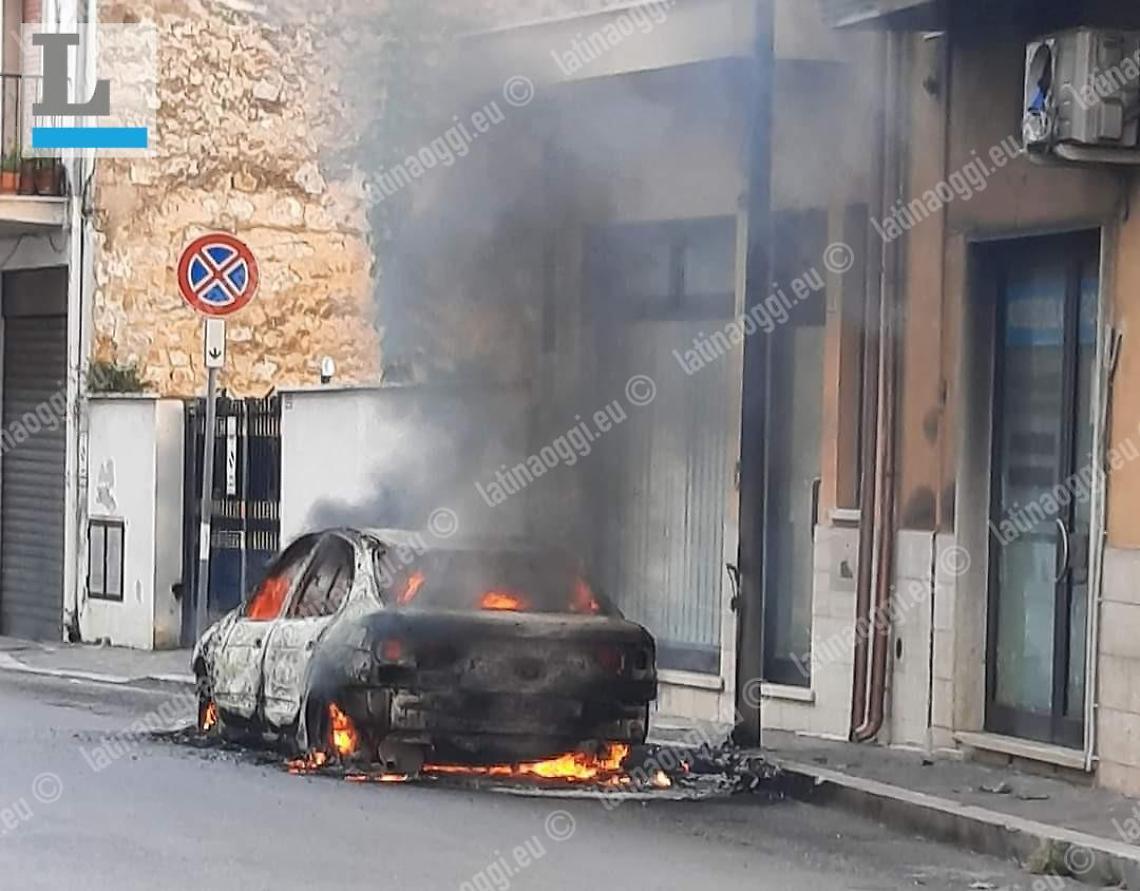 L'auto parcheggiata prende fuoco: paura questa mattina in strada