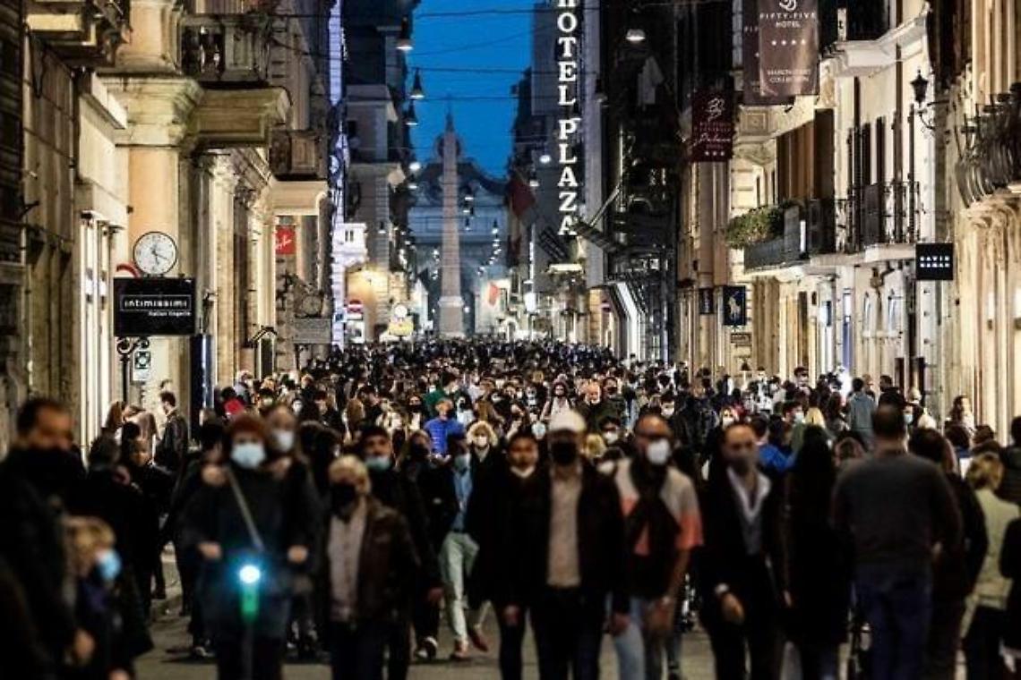 Covid, Zingaretti: "Evitate i luoghi affollati, sono pericolosi"