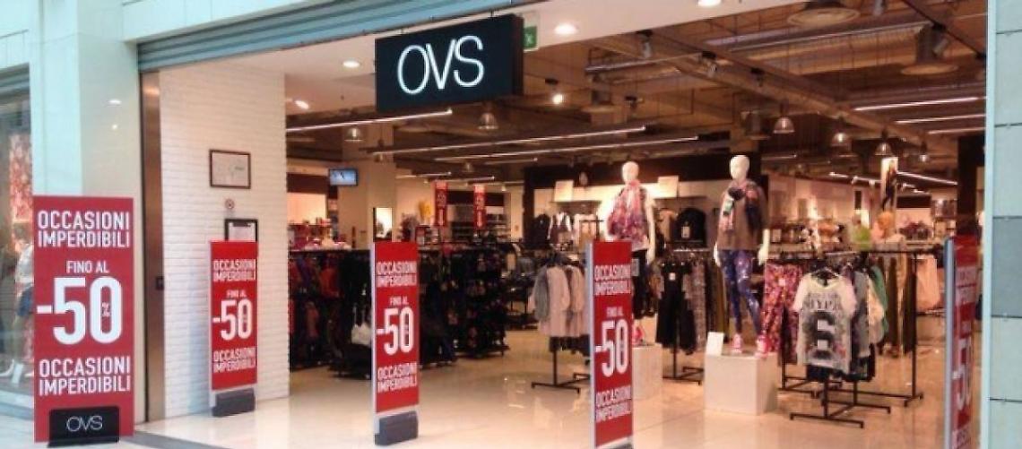 Entra da Ovs, indossa alcuni vestiti e tenta di uscire senza pagare: arrestato
