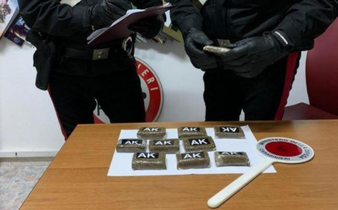 Un chilo di hashisc in auto, arrestati due giovani di Formia