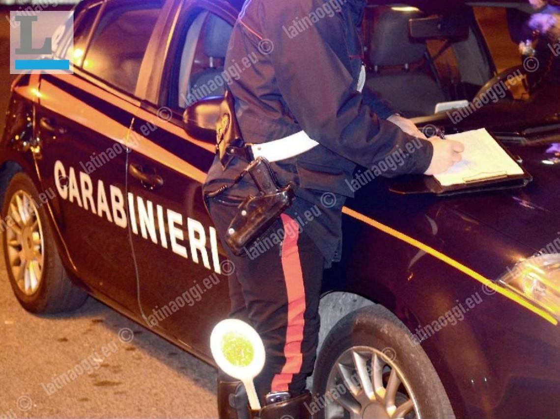 Entra nel locale ferito, subito dopo tenta di rapinarli