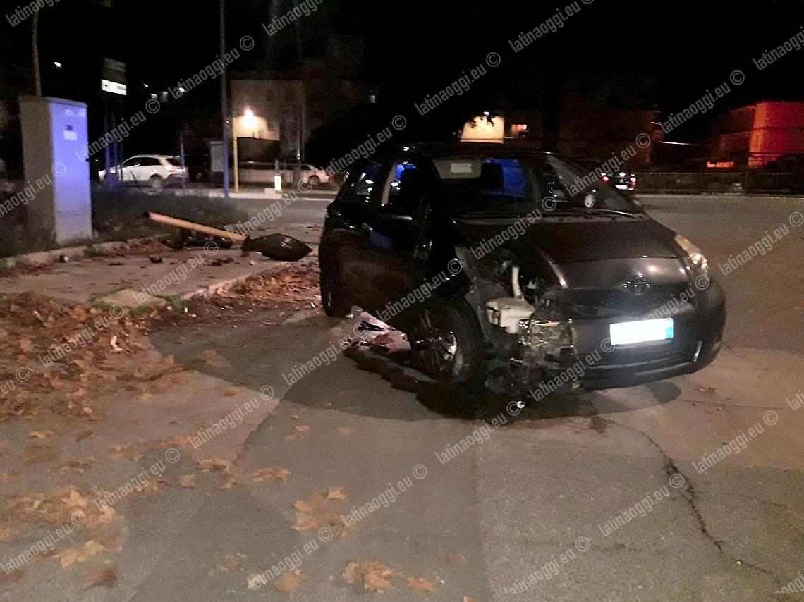 Si schianta contro il semaforo e abbandona l'auto, poi ci ripensa e torna