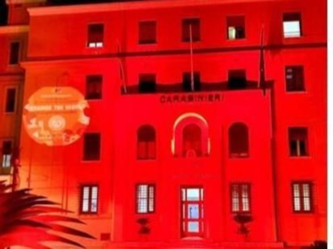 Lotta alla violenza di genere, la Caserma dei Carabinieri si illumina di rosso