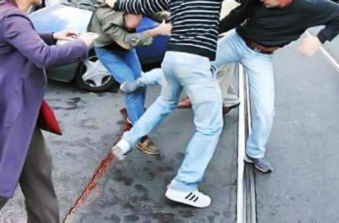 Zuffa tra giovani poi il fuggi fuggi. L'episodio dietro al teatro