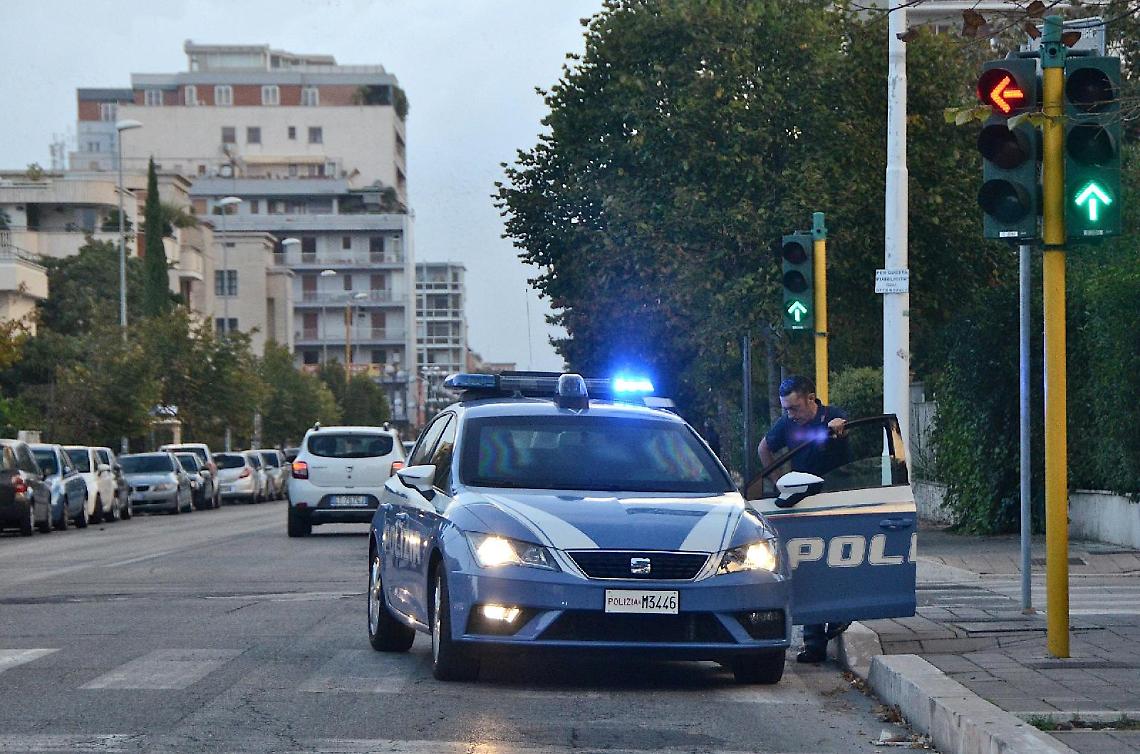 Latina, scippa un'anziana e minaccia un bambino: il rapinatore resta dentro