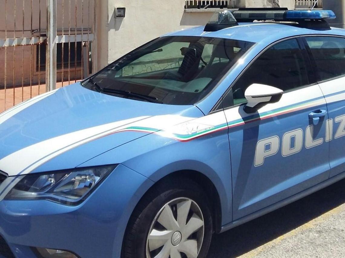 Gli impediscono di usare il trattore, anziano aggredisce i parenti con una pala