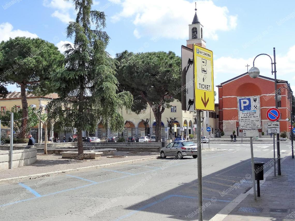 Le strisce blu in piazza Roma