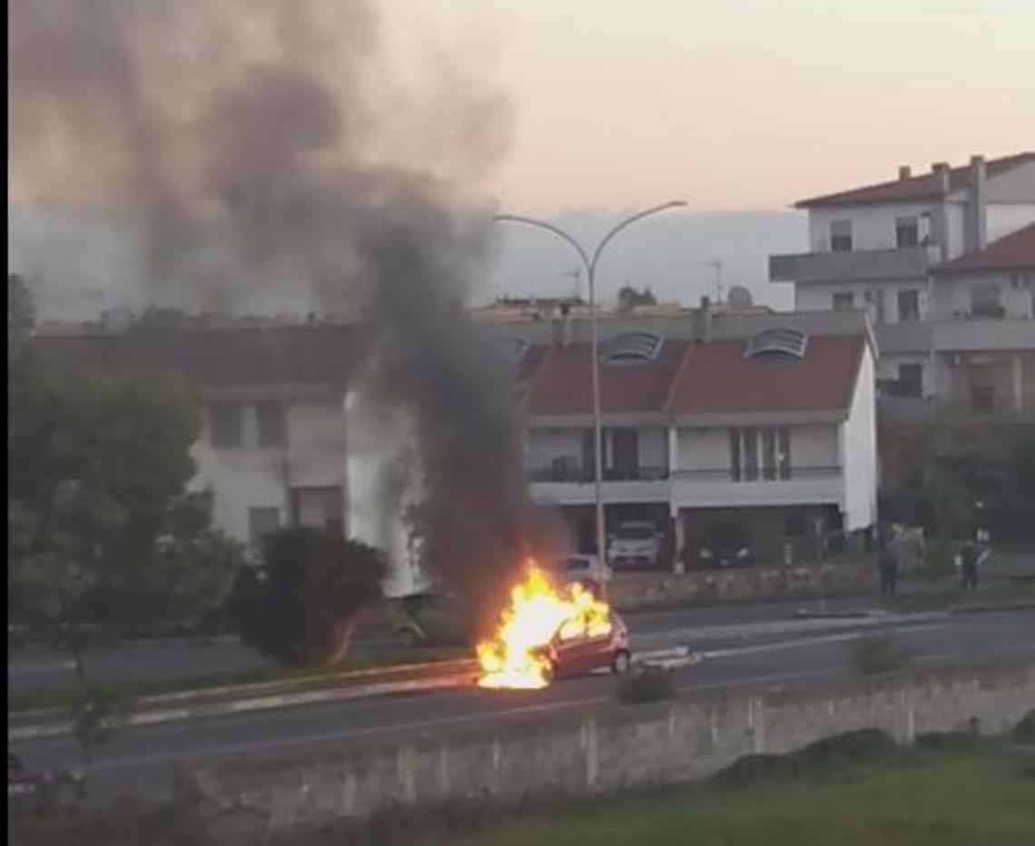 Auto a fuoco in via Monteverdi, intervento dei Vigili del fuoco
