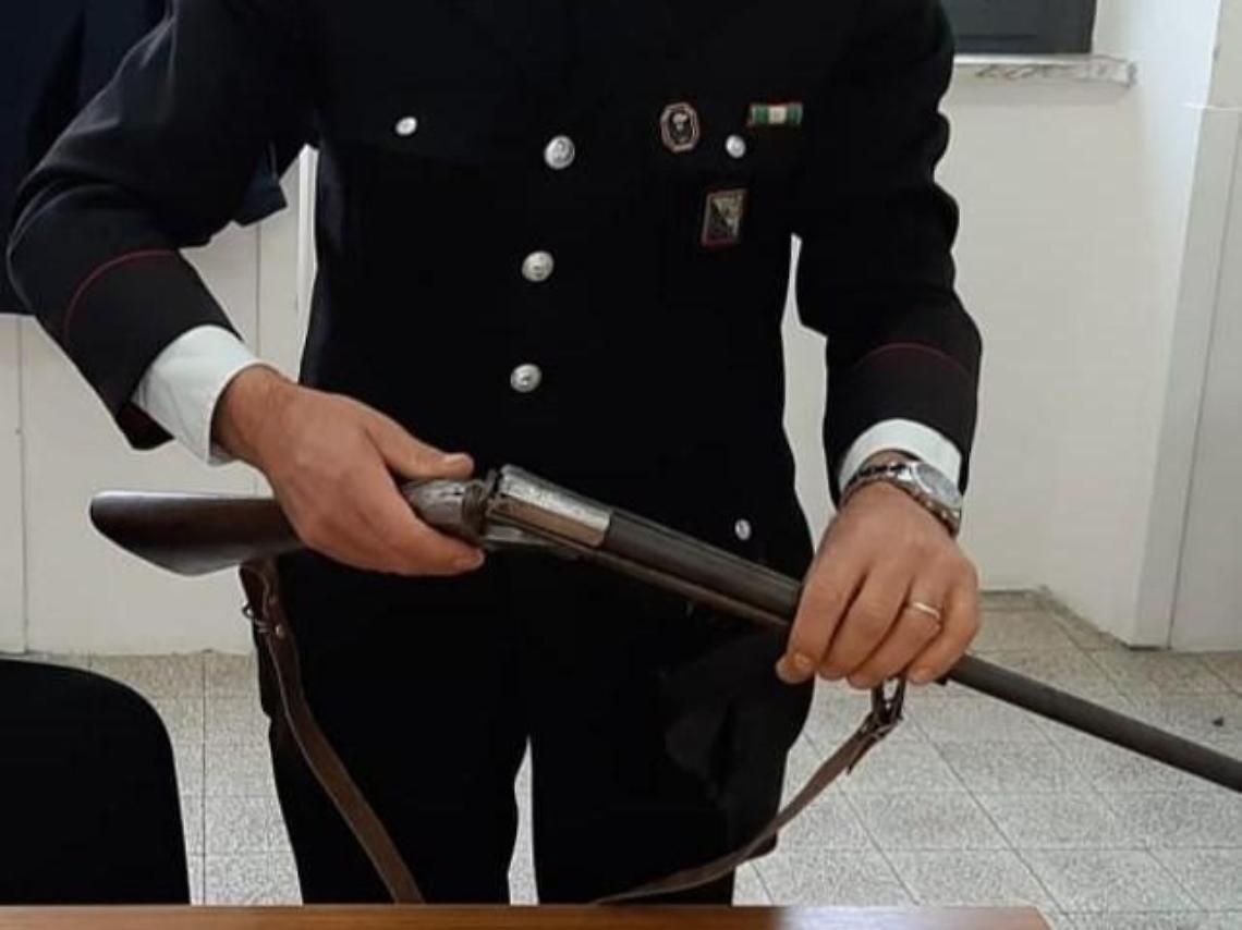 Deteneva illegalmente un fucile, altre armi e munizioni: arrestato
